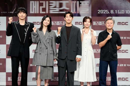 배우 이민기, 이보영, 강기영, 윤가이, 권해효(왼쪽부터)가 지난달 31일 서울 마포구 상암 MBC 사옥에서 열린 새 드라마 메리 킬즈 피플 제작발표회에 참석했다. MBC 제공