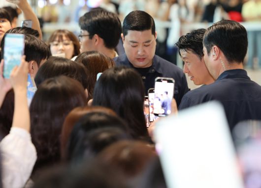 손흥민이 5일 오후 인천국제공항에서 미국 LA로 출국하기 전에 팬들에게 사인을 해주고 있다. 사진=뉴시스