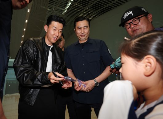 손흥민이 5일 오후 인천국제공항에서 미국 LA로 출국하며 팬들에게 사인을 해주고 있다. 사진=뉴시스