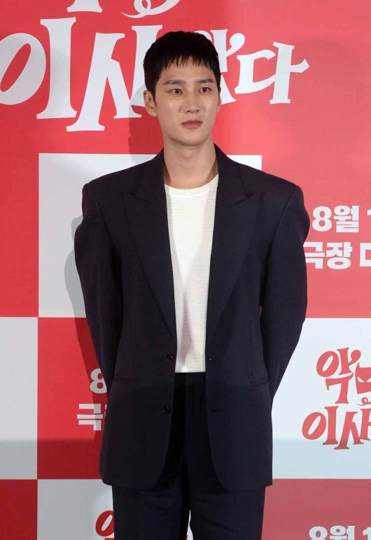 배우 안보현이 기자간담회에서 사진을 촬영하고 있다. 김두홍 기자