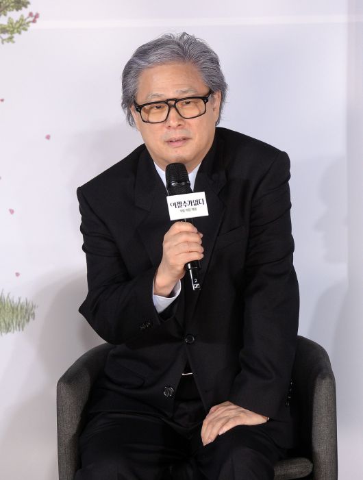 박찬욱 감독이 19일 서울 용산구 CGV 용산점에서 열린 영화 '어쩔수가없다(감독 박찬욱)' 제작발표회에서 질문에 답하고 있다. 영화 '어쩔수가없다(감독 박찬욱)'는 모든 것이 만족스러웠던 회사원 만수가 갑작스러운 해고 이후 가족과 집을 지키기 위해 재취업 전쟁에 뛰어드는 이야기를 담은 작품으로 이병헌, 손예진, 박희순, 이성민, 염혜란, 차승원 등이 출연한다. 사진=김두홍 기자 kimdh@sportsworldi.com