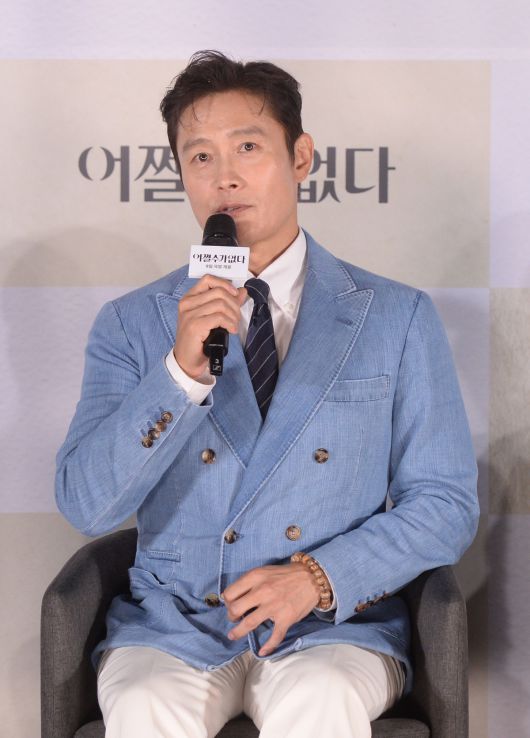 배우 이병헌이 19일 서울 용산구 CGV 용산점에서 열린 영화 '어쩔수가없다(감독 박찬욱)' 제작발표회에서 질문에 답하고 있다. 영화 '어쩔수가없다(감독 박찬욱)'는 모든 것이 만족스러웠던 회사원 만수가 갑작스러운 해고 이후 가족과 집을 지키기 위해 재취업 전쟁에 뛰어드는 이야기를 담은 작품으로 이병헌, 손예진, 박희순, 이성민, 염혜란, 차승원 등이 출연한다. 사진=김두홍 기자 kimdh@sportsworldi.com