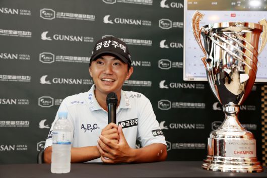 옥태훈이 지난 6월 열린 한국프로골프(KPGA) 투어 군산CC 오픈에서 2주 연속 우승에 성공한 후, 우승 재킷을 입고 트로피를 든 채 기념촬영을 하고 있다. 사진=KPGA 제공