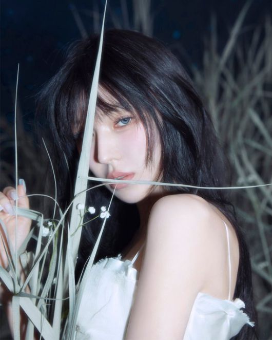 가수 웬디가 몽환적이고 신비로운 매력으로 컴백 예열에 나섰다.  사진 = 어센드