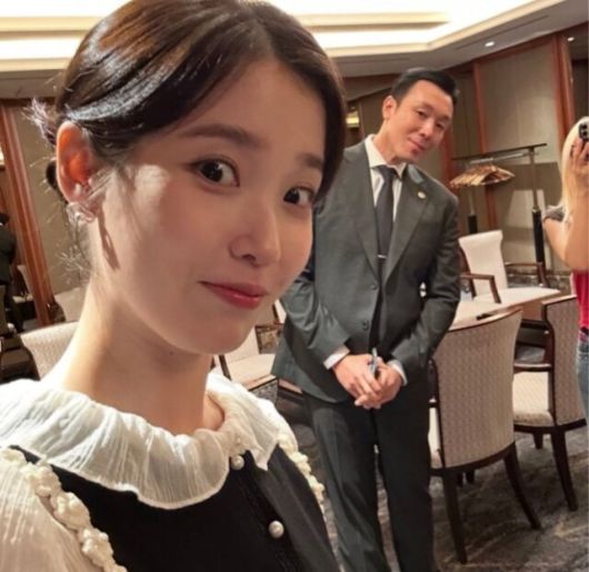 가수 겸 배우 아이유가 문화체육관광부 장관상을 수상했다.  사진 = 박근우 SNS 계정