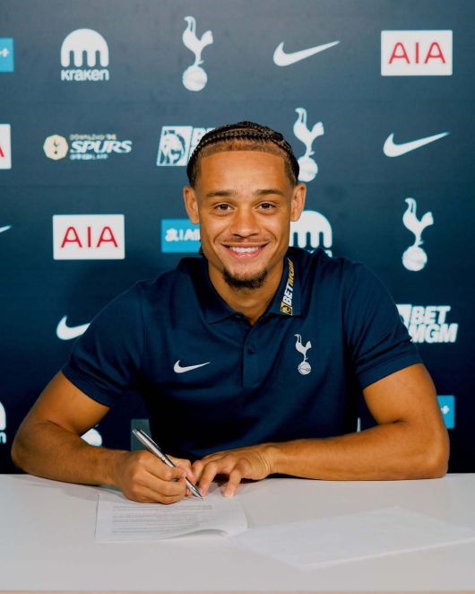 사비 시몬스가 토트넘 홋스퍼와의 계약서에 사인하고 있다. 사진=토트넘 홋스퍼 공식 SNS