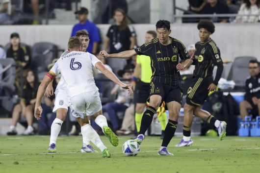 LAFC 손흥민이 홈 데뷔전에서 공격포인트를 올리지 못했지만 존재감을 보여줬다. 1일 미국 캘리포니아주 LA BMO 스타디움에서 열린 2025 MLS 31라운드 샌디에이고전에서 공을 몰고 있다. 사진=AP/뉴시스