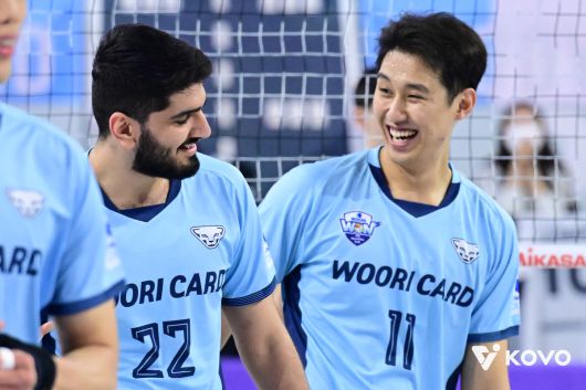 우리카드 한성정(오른쪽)이 아시아쿼터 알리 하그파라스트와 득점 이후 기쁨을 나누고 있다. 사진=KOVO 제공