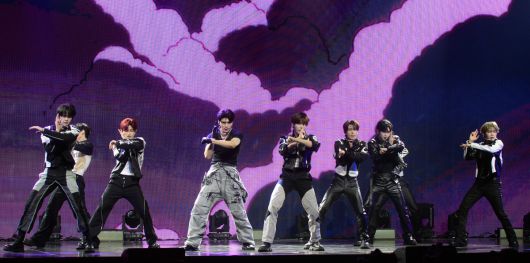 그룹 제로베이스원(김규빈, 김지웅, 석매튜, 한유진, 장하오, 성한빈, 김태래, 리키, 박건욱)이 1일 서울 용산구 블루스퀘어에서 열린 정규 1집 ‘네버 세이 네버(NEVER SAY NEVER)’ 발매기념 쇼케이스에서 열창하고 있다.김두홍 기자