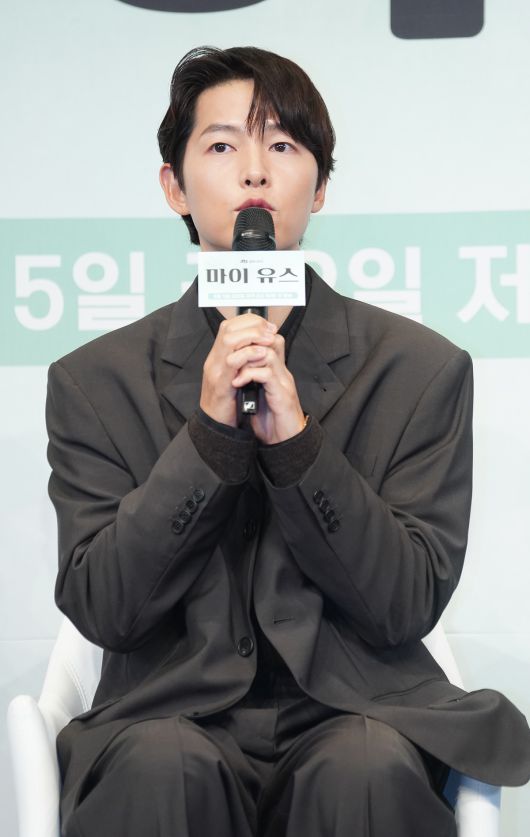 4일 서울 구로구 더링크서울호텔에서 JTBC 금요드라마 '마이 유스' 제작발표회가 열렸다. 송중기가 답변하고 있다. 사진=TBC