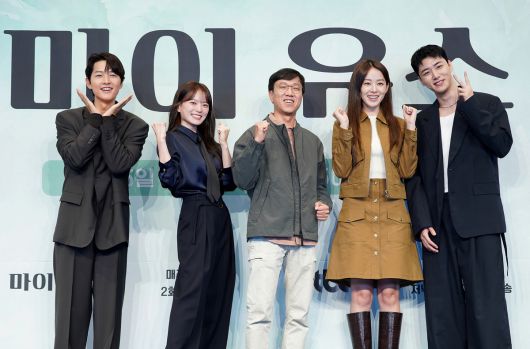 4일 서울 구로구 더링크서울호텔에서 JTBC 금요드라마 '마이 유스' 제작발표회가 열렸다. 왼쪽부터 송중기, 천우희, 이상엽 감독, 이주명, 서지훈이 포즈를 취하고 있다. 사진=TBC