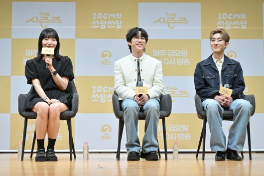 최승희 PD, 권정열, 정동환(왼쪽부터)가 5일 오후 서울 영등포구 KBS 신관에서 열린 더 시즌즈 KBS2 '더 시즌즈-10cm의 쓰담쓰담' 제작발표회에서 포즈를 취하고 있다. KBS 제공