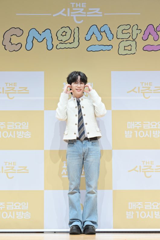 가수 권정열이 5일 오후 서울 영등포구 KBS 신관에서 열린 더 시즌즈 KBS2 '더 시즌즈-10cm의 쓰담쓰담' 제작발표회에서 포즈를 취하고 있다. KBS 제공