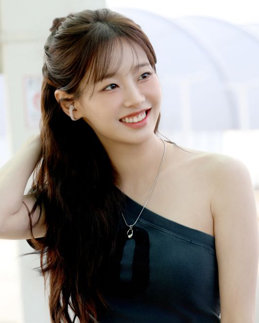 오마이걸 츄 공항패션. 자료=샥즈(SHOKZ) 제공