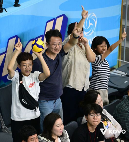 2025 여수·NH농협컵 프로배구대회가 여수에서 처음으로 열린다. 배구팬들이 2024 KOVO 컵대회 IBK기업은행과 현대건설의 준결승에서 열정적으로 응원하고 있다. 사진=KOVO 제공