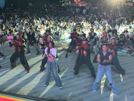 케이팝 랜덤 플레이 댄스 프로그램에서 참가자들이 음악에 맞춰 안무를 선보이고 있다. 이화연 기자