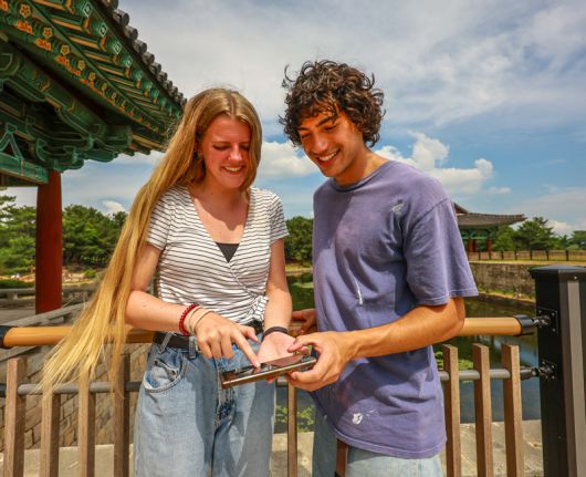 경주를 찾은 외국인 관광객들이 신라의 유적지에서 발생한 미스터리를 해결하는 ‘잔상일지’ 방탈출 프로그램을 즐기고 있다.