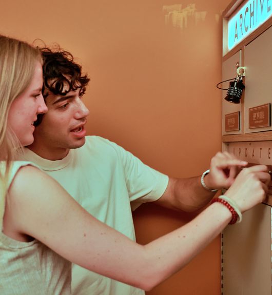 서울 강남역을 찾은 외국인 관광객들이 단서 찾기 게임인 ‘어서오세요 메모리컴퍼니 고객만족센터입니다’에 참여해 미션을 수행하고 있다.