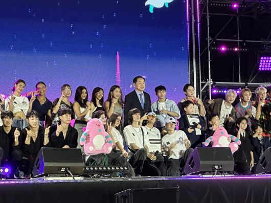 길기연 서울관광재단 대표와 경연 참가자들이 기념 사진을 촬영하고 있다. 이화연 기자