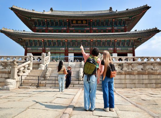 외국인 관광객들이 경복궁 일대에서 펼쳐지는 ‘한국신과 경복궁 탈환작전’ 방탈출 게임에 참여하고 있다.