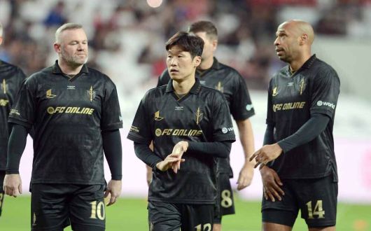 FC 스피어 박지성(가운데)이 14일 서울 마포구 서울월드컵경기장에서 열린 2025 넥슨 아이콘매치 실드 유나이티드와의 경기에 앞서몸을 풀고 있다. 서울월드컵=김두홍 기자 kimdh@sportsworldi.com