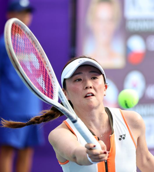 박소현이 15일 서울 올림픽공원 테니스경기장에서 열린 국제 여자 프로 테니스 대회 'WTA 500 코리아오픈 2025'에서 체코 카테리나 시니아코바와의 32강전에서 리턴하고 있다. 사진=뉴시스