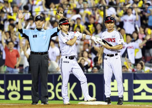 LG 구본혁(가운데)이 적시타를 때려내고 보호장구를 풀고 있다. 사진=뉴시스