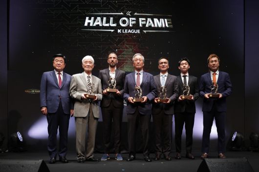 제2회 K리그 명예의 전당 헌액식 16일 서울 종로구 아산정책연구원에서 열렸다. 권오갑 한국프로축구연맹 총재, 김호 전 수원 삼성 감독, 데얀, 정몽준 대한축구협회 명예 회장, 김주성, 고(故) 유상철 감독 장남 유선우, 김병지 강원FC 대표이사(왼쪽부터)가 기념 촬영을 하고 있다. 사진=한국프로축구연맹 제공