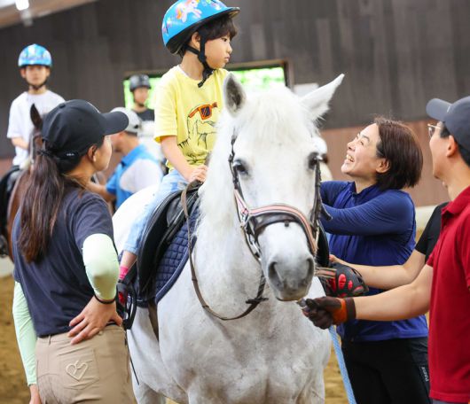 가족 재활승마 강습. 한국마사회 제공