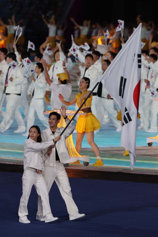 펜싱 구본길, 수영 김서영이 2023년 9월 중국 항저우 올림픽스포츠센터 스타디움에서 열린 2022 항저우 아시안게임 개막식에서 대한민국 공동기수로 태극기를 들고 입장하고 있다. 사진=뉴시스