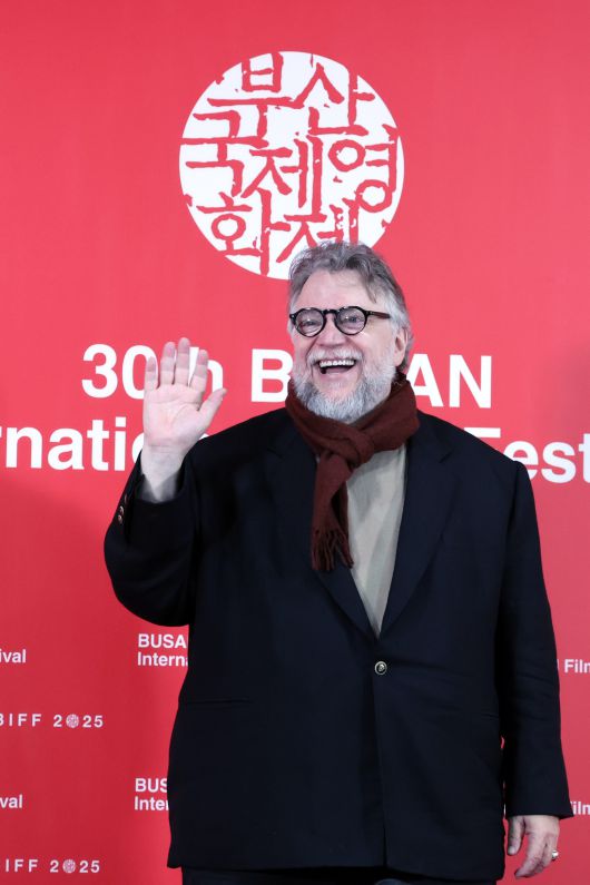 [부산=뉴시스] 박진희 기자 = 영화 '프랑켄슈타인' 감독 기예르모 델 토로(Guillermo DEL TORO)가 19일 부산 해운대구 영화의전당 비프힐에서 기자회견을 하고 있다. 2025.09.19. pak7130@newsis.com