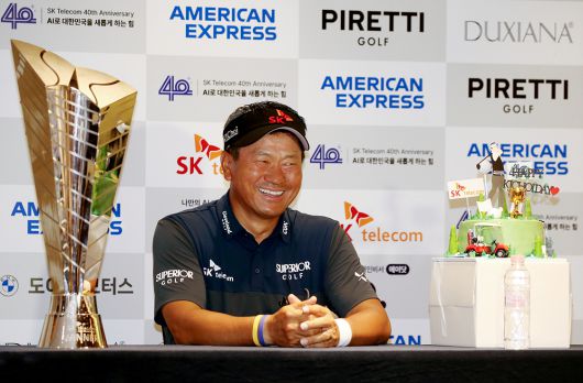 최경주가 지난해 5월 제주도 서귀포시 핀크스 골프클럽 동·서 코스(파71)에서 열린 한국프로골프(KPGA) 코리안투어 SK텔레콤 오픈에서 우승을 차지하고 기자회견장에서 밝게 미소 짓고 있다. 사진=KPGA 제공