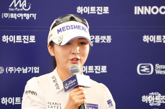 이예원이 26일 경기도 여주 블루헤런CC에서 열린 대회 2라운드에서 공동 선두로 도약했다. 라운드 종료 후 기자회견에서 답변을 하고 있다. KLPGT 제공