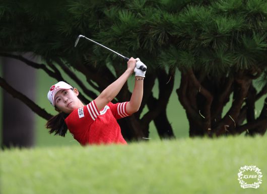 황유이 26일 경기도 여주 블루헤런CC에서 열린 KLPGA 투어 하이트진로 챔피언십 2라운드 1번 홀에서 아이언샷을 하고 있다. KLPGT 제공