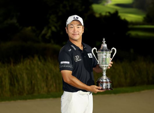 전가람이 지난달 28일 열린 KPGA 투어 현대해상 최경주 인비테이셔널에서 우승한 후, 트로피를 들고 기념촬영을 하고 있다. 사진=KPGA 제공