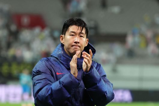 10일 서울 마포구 서울월드컵경기장에서 열린 남자 축구 국가대표 10월 A매치 친선전 대한민국과 브라질의 경기를 마치고 손흥민이 펜들에게 인사하고 있다. 사진=뉴시스