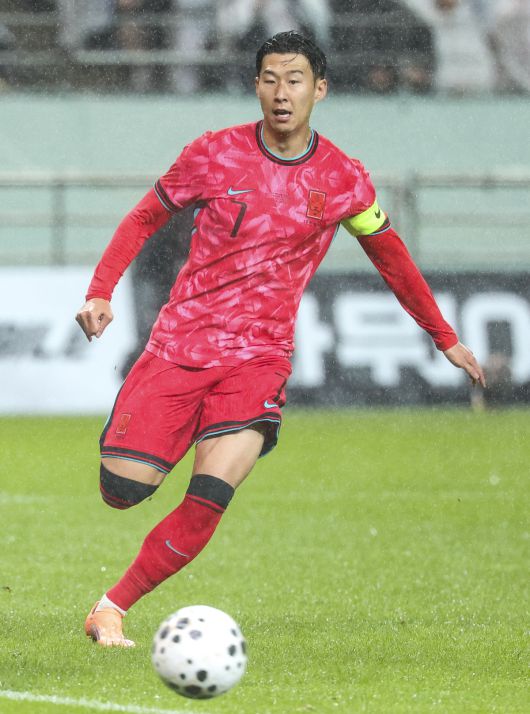 10일 서울 마포구 서울월드컵경기장에서 열린 남자 축구 국가대표 10월 A매치 친선전 대한민국과 브라질의 경기, 손흥민이 공을 향하고 있다. 사진=뉴시스