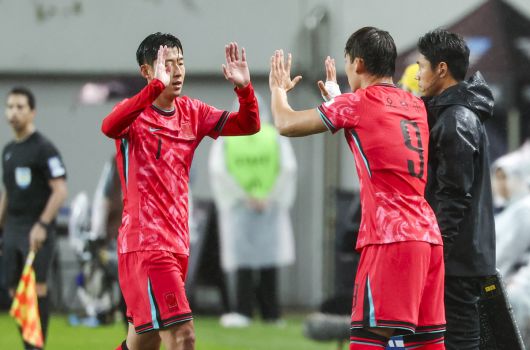 10일 서울 마포구 서울월드컵경기장에서 열린 남자 축구 국가대표 10월 A매치 친선전 대한민국과 브라질의 경기, 손흥민이 오현규와 교체하고 있다. 사진=뉴시스