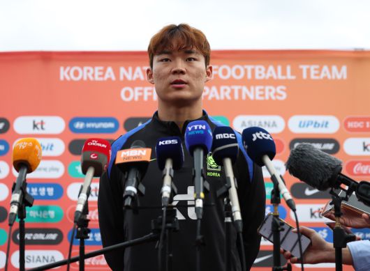 대한민국 축구대표팀 오현규가 12일 경기 고양종합운동장 보조구장에서 파라과이전 대비 훈련에 앞서 취재진의 질문에 답하고 있다. 사진=뉴시스
