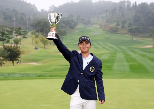 옥태훈이 지난 4일 열린 KPGA 투어 경북오픈에서 우승을 차지하고 트로피를 번쩍 들어올리고 있다. 사진=KPGA 제공