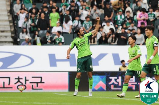 전북 콤파뇨가 18일 전주월드컵경기장에서 열린 수원FC와의 홈 경기에서 전반 1부 선제골을 넣고 기뻐하고 있다. 사진=한국프로축구연맹 제공