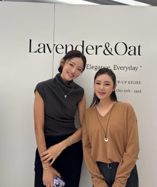 가수 송가인이 서하얀이 운영하는 의류 브랜드 팝업스토어를 찾았다.  사진 = 송가인 SNS 계정