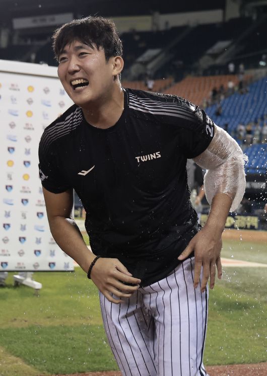 LG 손주영이 지난달 10일 생애 첫 두 자릿수 승리에 성공한 후, 동료들의 축하를 받고 있다. 사진=뉴시스