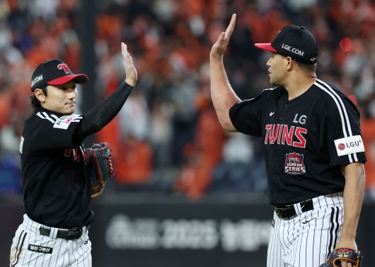 LG 요니 치리노스가 30일 대전 한화생명볼파크에서 열린 한화와의 2025 KBO리그 포스트시즌(PS) 한국시리즈(KS·7전4선승제) 4차전에 등판해 호수비를 펼친 신민재와 하이파이브를 나누고 있다. 사진=뉴시스