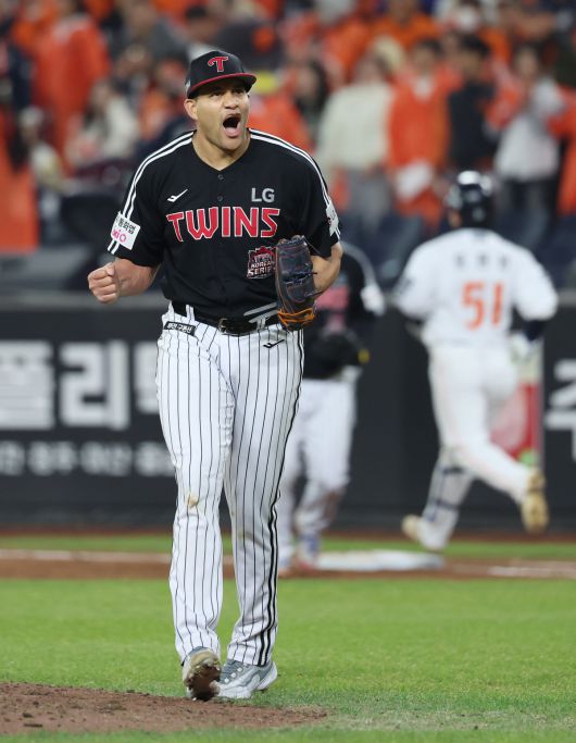 LG 요니 치리노스가 30일 대전 한화생명볼파크에서 열린 한화와의 2025 KBO리그 포스트시즌(PS) 한국시리즈(KS·7전4선승제) 4차전에 등판해 아웃카운트를 잡고 세리머니하고 있다. 사진=뉴시스