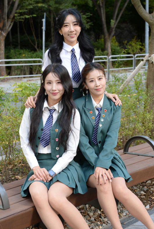 트로트 걸그룹 오로라(황후, 민정, 미우)가 스포츠월드와 인터뷰 전 사진 촬영을 하고 있다. 사진=김용학 기자