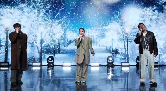 그룹 어반자카파가 3일 오후 서울 강남구 일지아트홀에서 열린 새 EP 앨범 'STAY' 발매 기념 음감회에서 무대를 선보이고 있다. [사진=뉴시스]