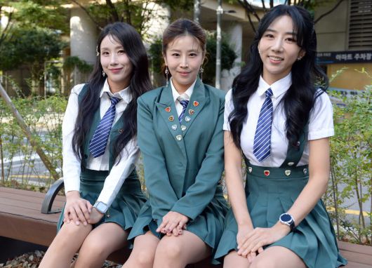 트로트 걸그룹 오로라(황후, 민정, 미우)가 스포츠월드와 인터뷰 전 사진 촬영을 하고 있다. 사진=김용학 기자