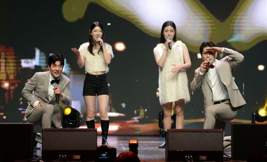 아르텔 뮤지컬 플레이어스(이수함, 김미소, 한영재, 박상하)가 6일 서울 용산구 노들섬 라이브하우스에서 열린 세계비즈앤스포츠월드 창간 20주년 기념‘다문화 가정 돕기 희망 Big 콘서트’에서 열창하고 있다. 김두홍 기자