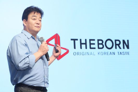 사진= 백종원 더본코리아 대표가 3일 서울 중구 장충동에서 열린 더본코리아 TBK(The Born Korea) 글로벌 B2B 소스 론칭 기자간담회에서 발표하는 모습. 뉴시스 제공